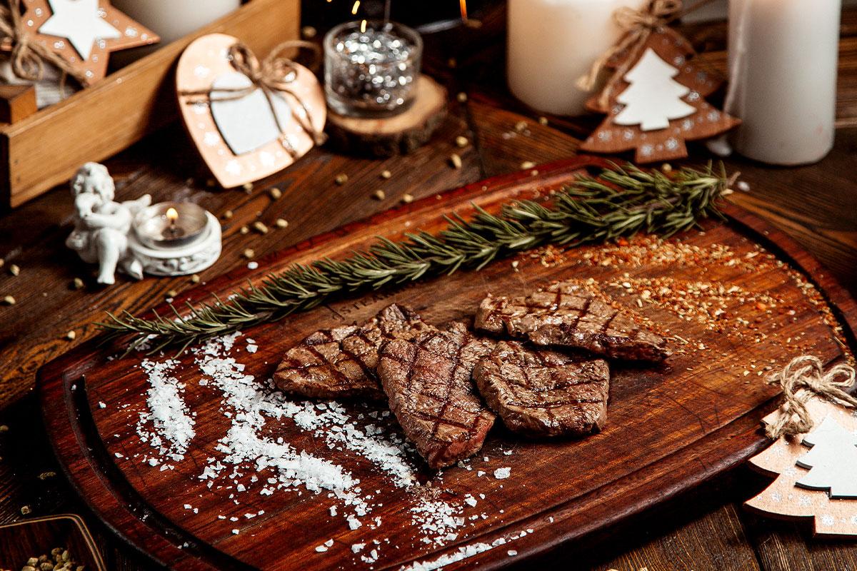 Fleisch in festlicher Küche: Traditionelle Feiertagsrezepte.